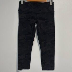 Lululemon Size 4 Wunder Under Crop